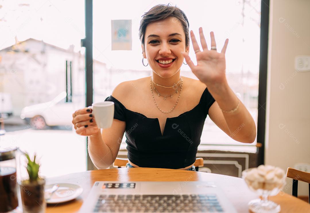 vista de mulher millennial sorrindo têm agradável Webcam conferir