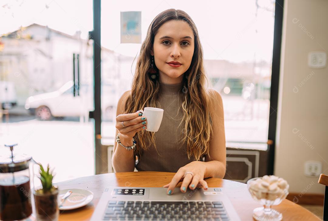 vista de mulher millennial sorrindo têm agradável Webcam conferir
