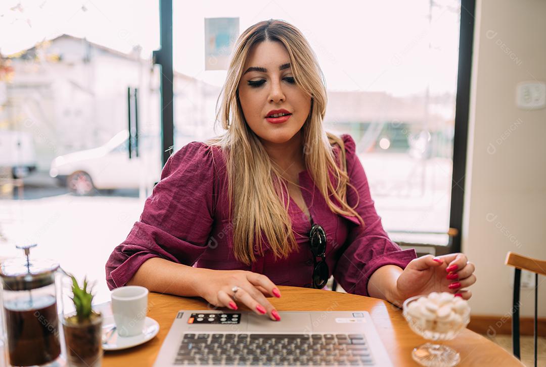 vista de mulher millennial sorrindo têm agradável Webcam conferir
