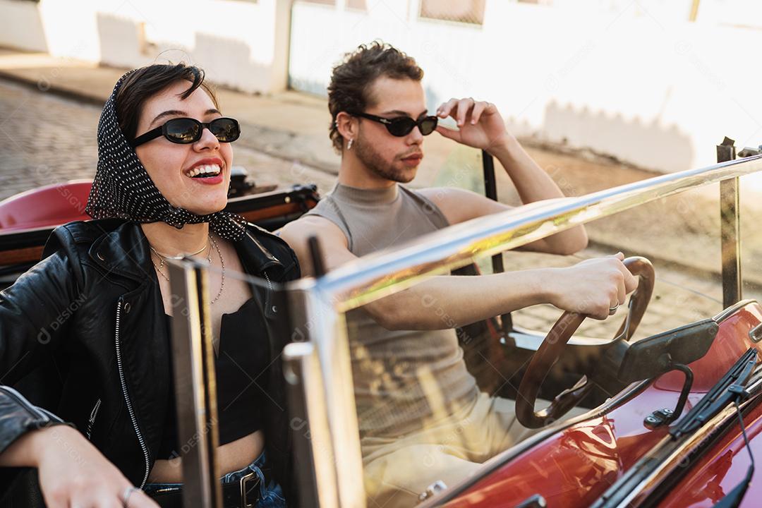 Amigos viajando juntos em um velho carro conversível. Verão