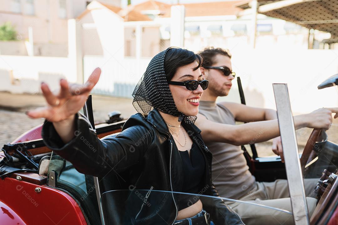 Amigos viajando juntos em um velho carro conversível. Verão