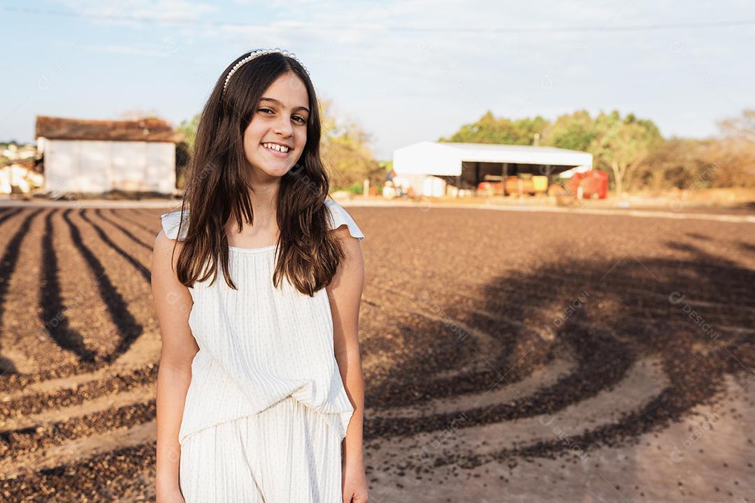 Feliz menina criança bonita no fundo da fazenda de café.