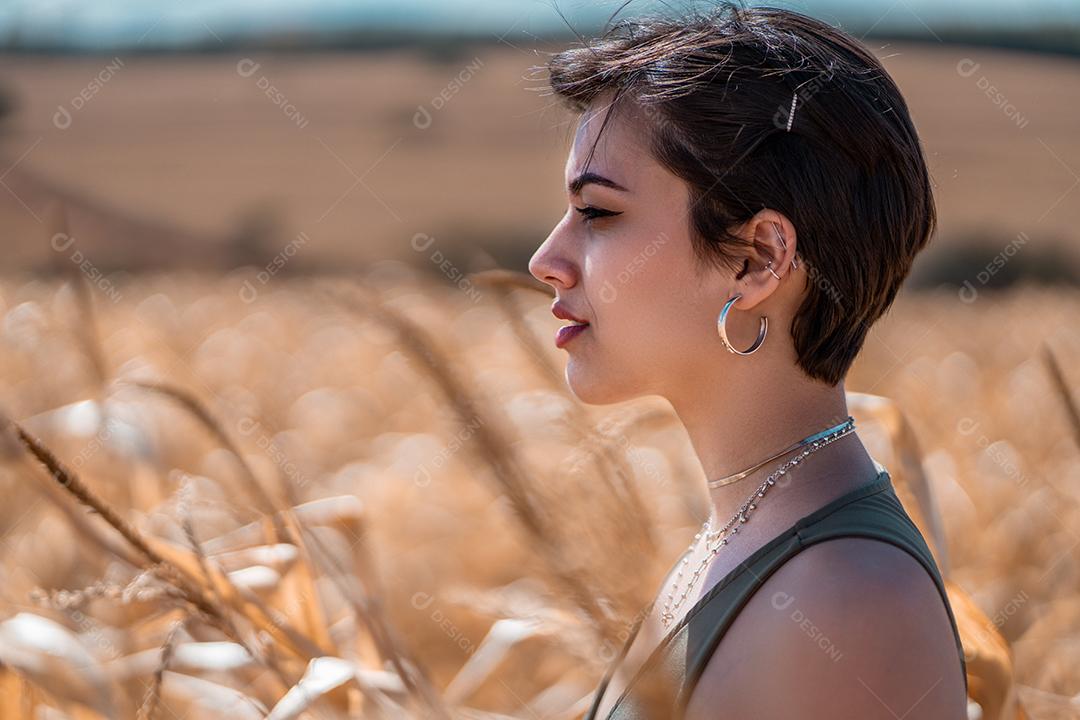 Linda jovem latina de cabelo curto, mulher ao ar livre retrato. Moda