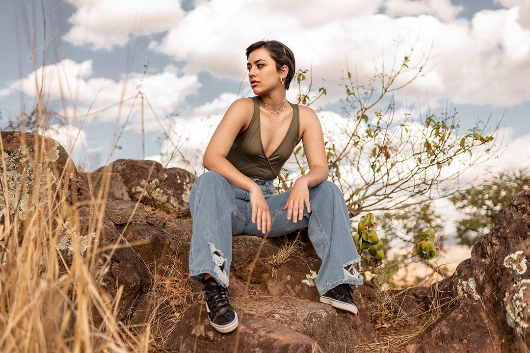 Linda jovem latina de cabelo curto, mulher ao ar livre retrato. Moda