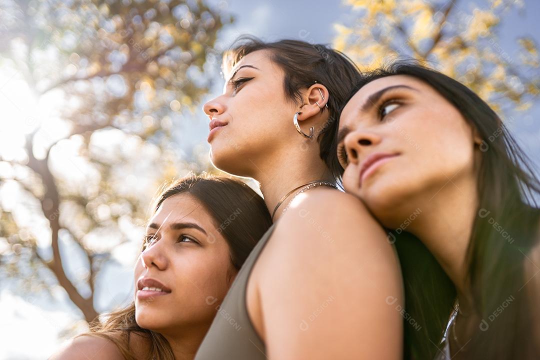 Retrato feminino de meninas sobre a natureza. Marcha feminista da primavera