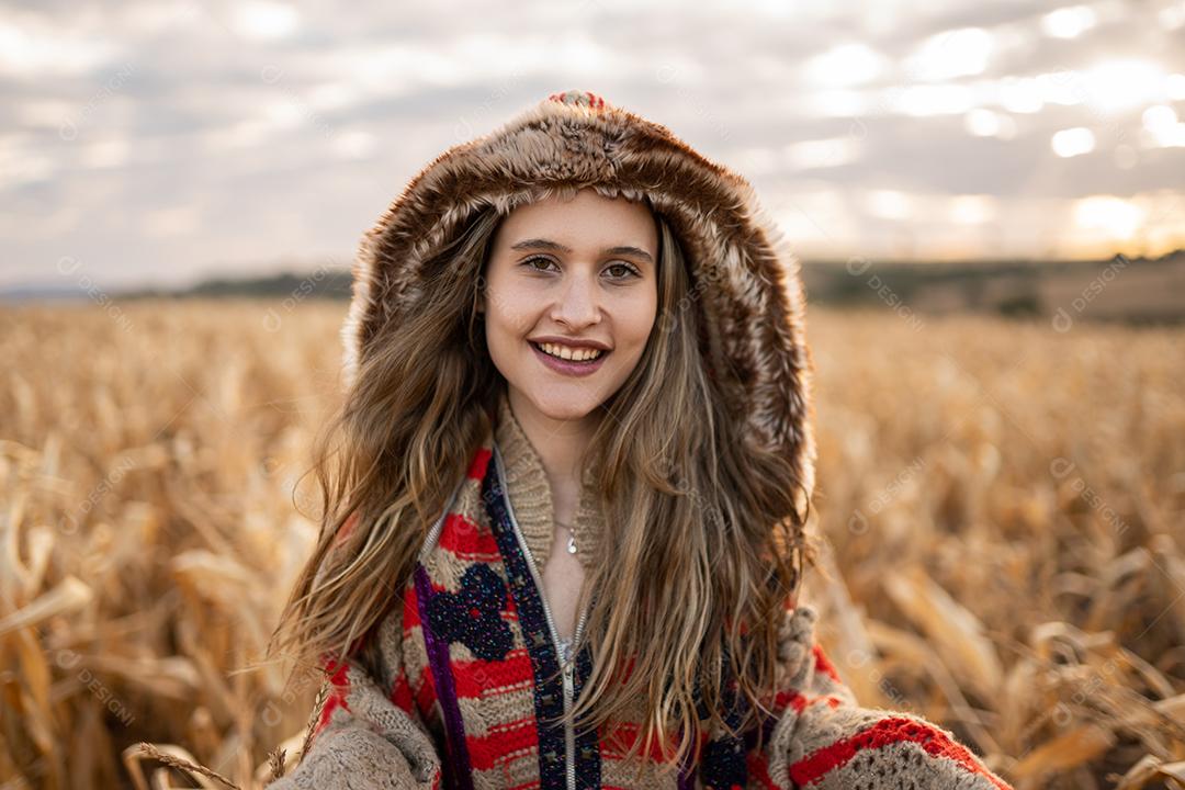 Linda jovem loira latina ao ar livre retrato. Golpe de moda