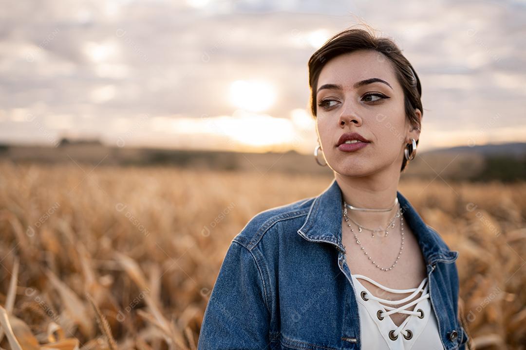 Linda jovem latina de cabelo curto, mulher ao ar livre retrato. Moda