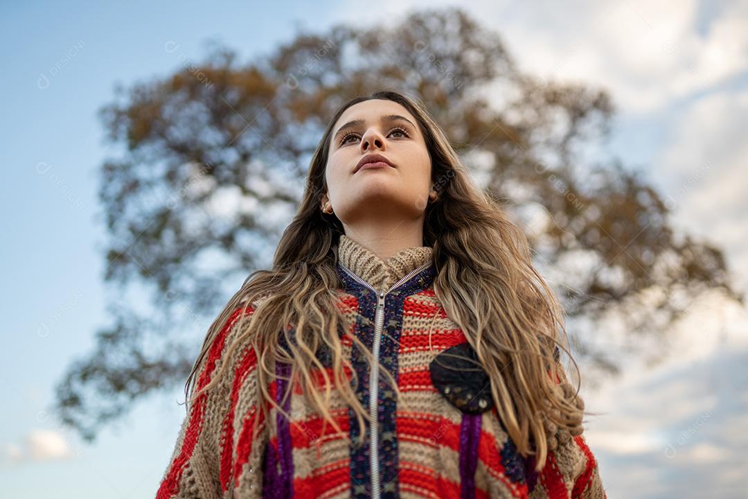 Linda jovem loira latina ao ar livre retrato. Golpe de moda