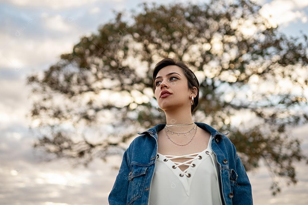 Linda jovem latina de cabelo curto, mulher ao ar livre retrato. Fashion