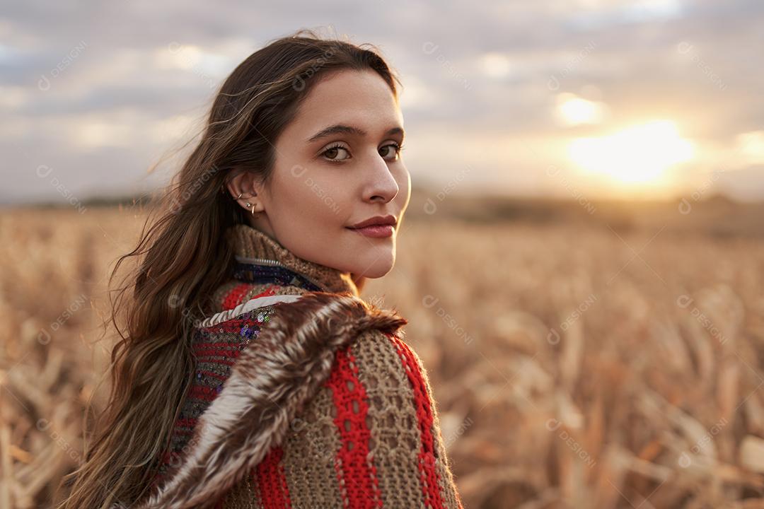 Linda jovem loira latina ao ar livre retrato. Golpe de moda