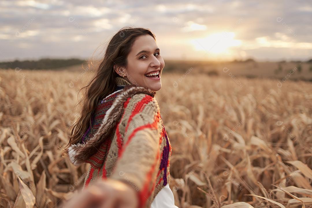 Siga-me o conceito. Homem seguindo namorada de mãos dadas