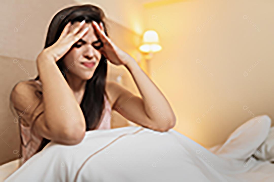 Garota frustrada não consegue dormir, pensando em sua linha solitária