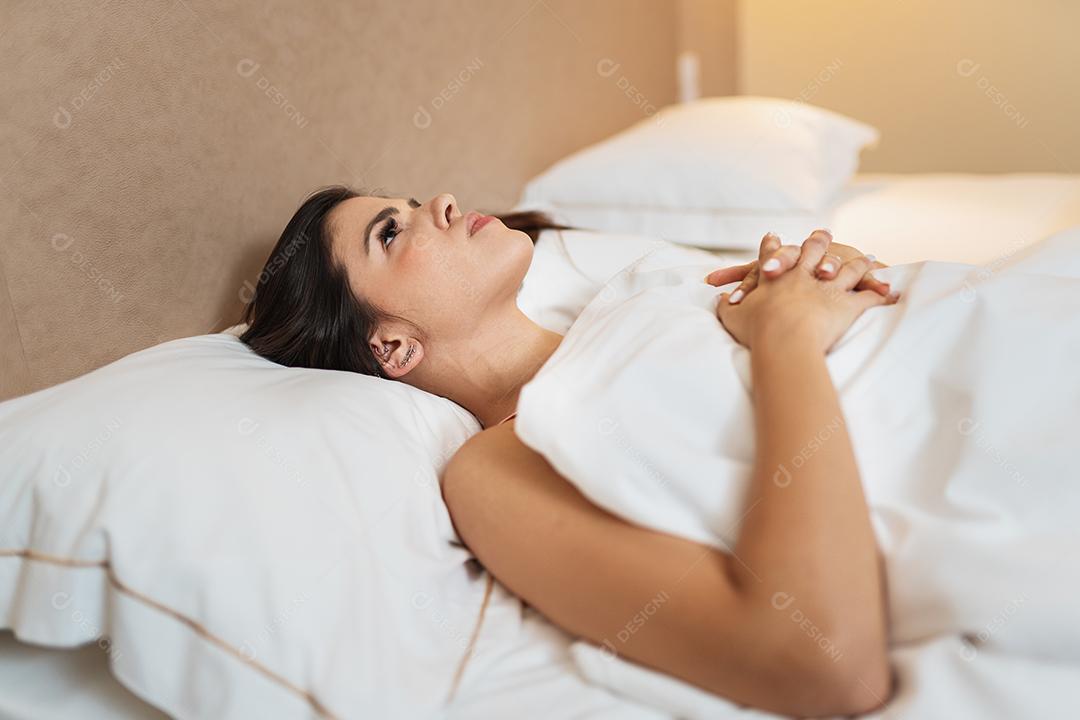 Garota frustrada não consegue dormir, pensando em sua linha solitária