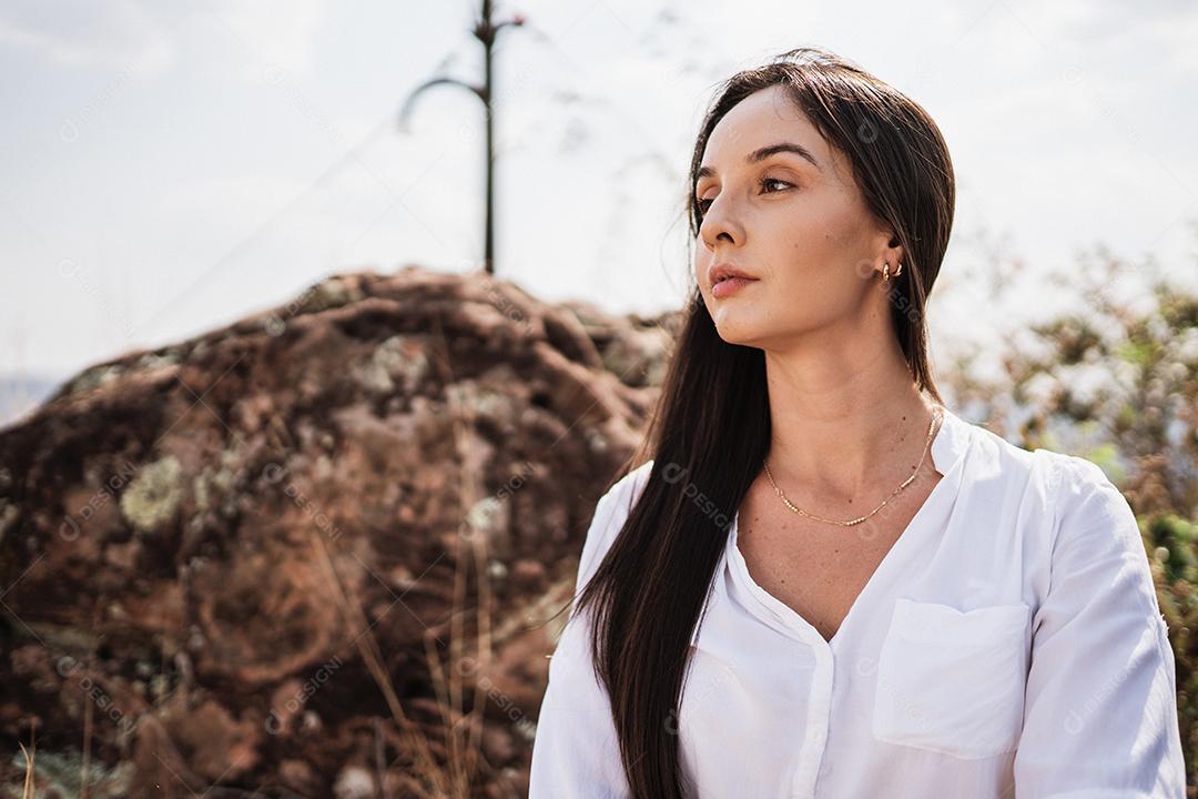 Fotografia de uma mulher morena linda. Fotográfica estúdio natureza