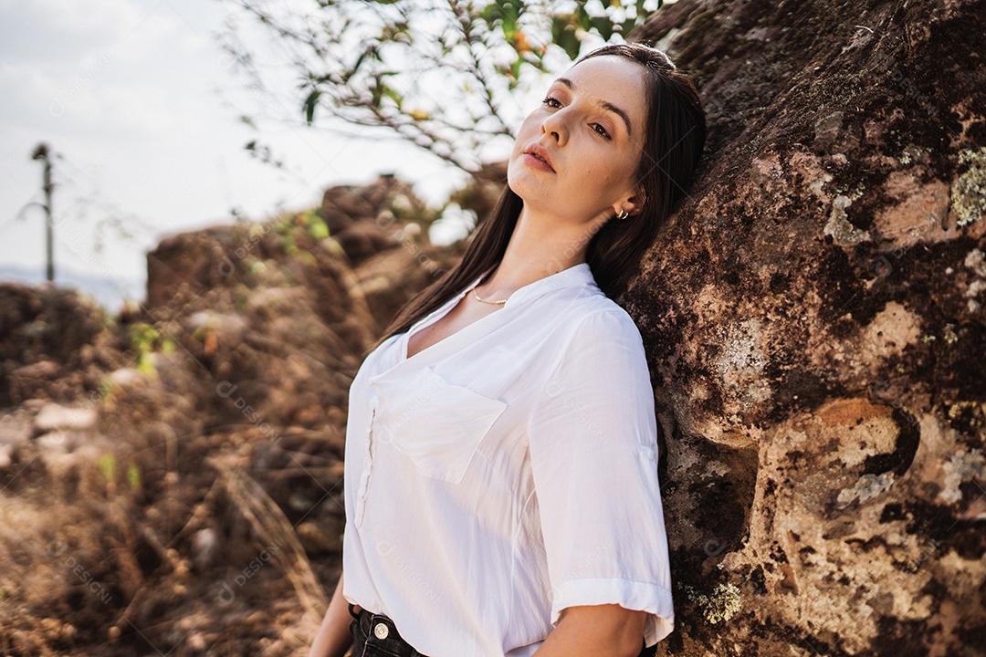 Ensaio Fotográfico. Mulher jovem linda. Estúdio, pedra enorme antiga. Fotografia.