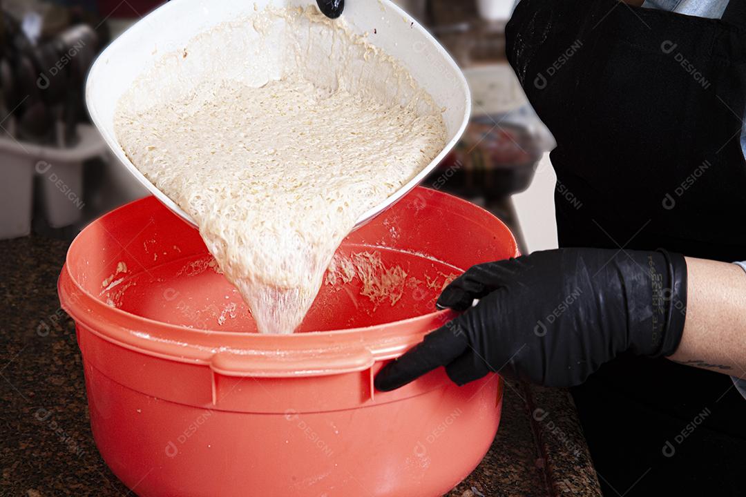 Farinha branca sobre vazilha laranja