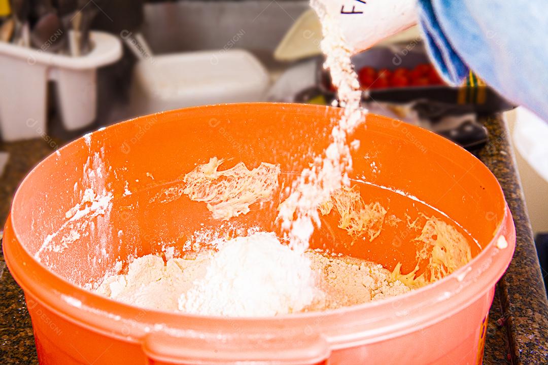 Farinha branca sobre vazilha laranja