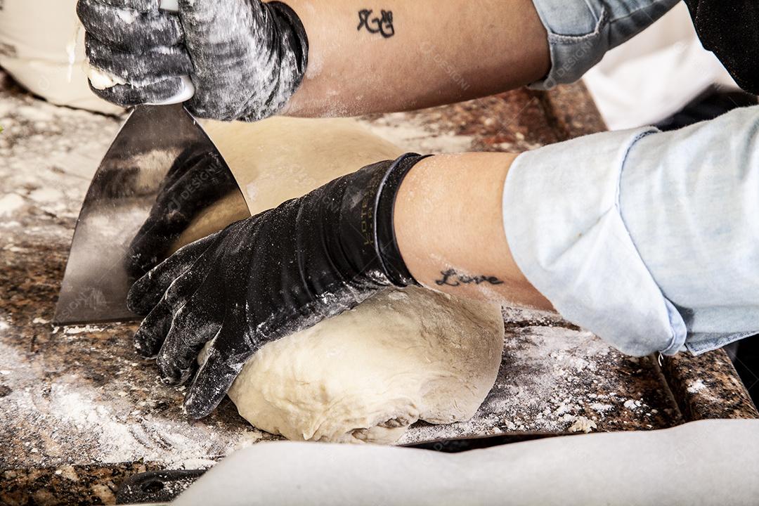 Pessoa emaçando a massa da pizza comida pizzarias