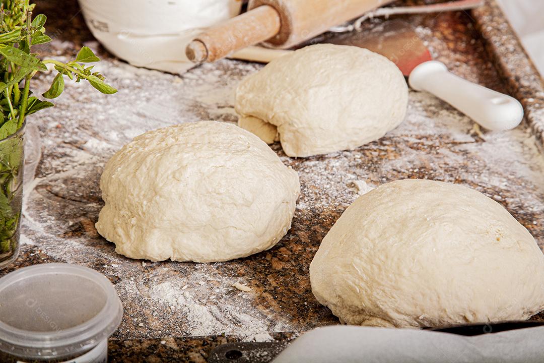 Pessoa emaçando a massa da pizza comida pizzarias