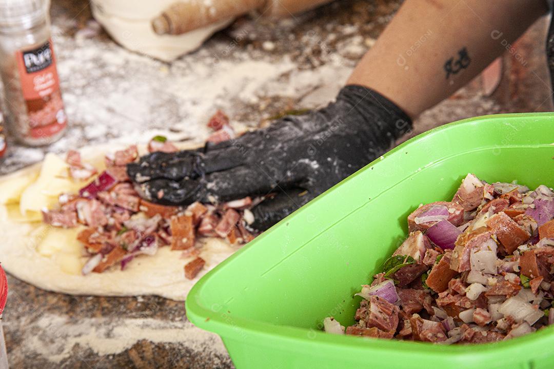 Pessoa emaçando a massa da pizza comida pizzarias