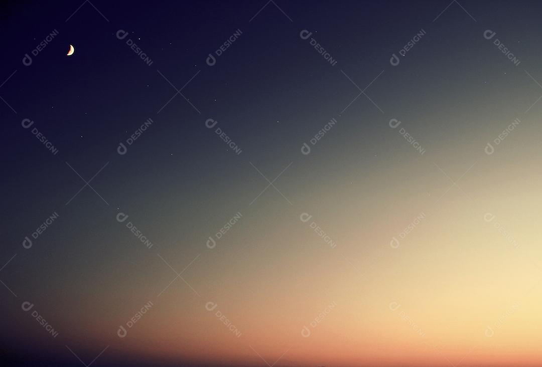 Céu nublado pela noite paisagem natural triste e poética