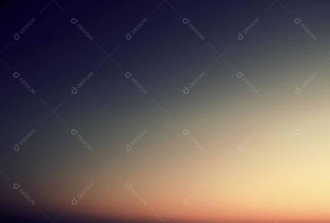 Céu nublado pela noite paisagem natural triste e poética