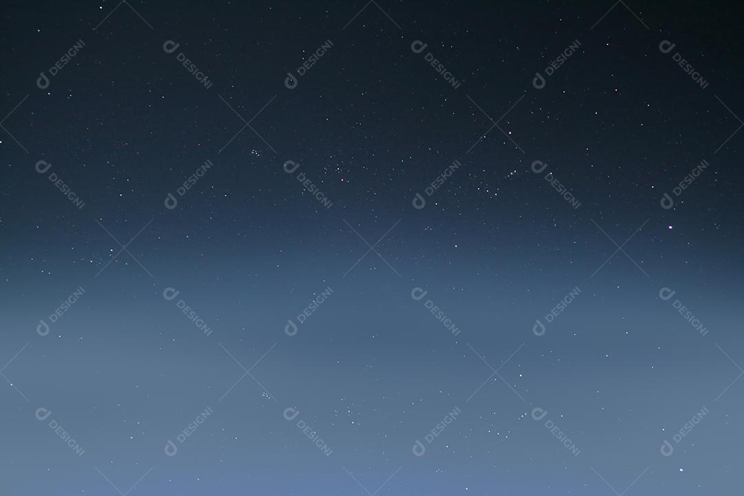 Céu nublado pela noite paisagem natural triste e poética