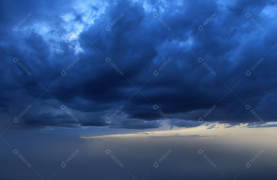 Céu nublado pela noite paisagem natural triste e poética