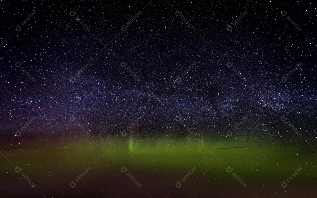 Céu nublado pela noite paisagem natural triste e poética