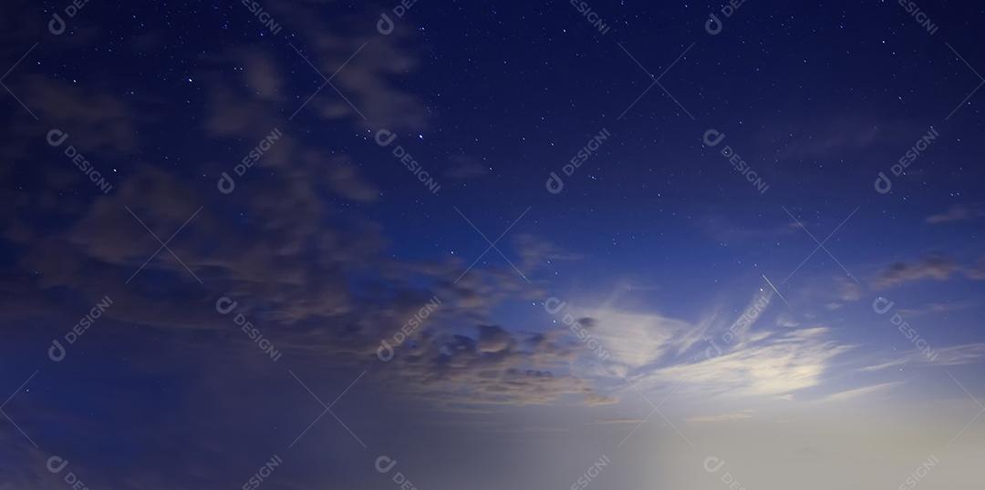 Céu nublado pela noite paisagem natural e poética