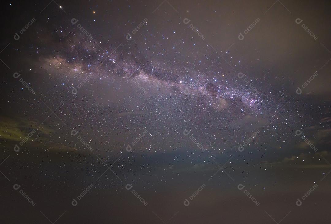 Céu nublado pela noite paisagem natural e poética