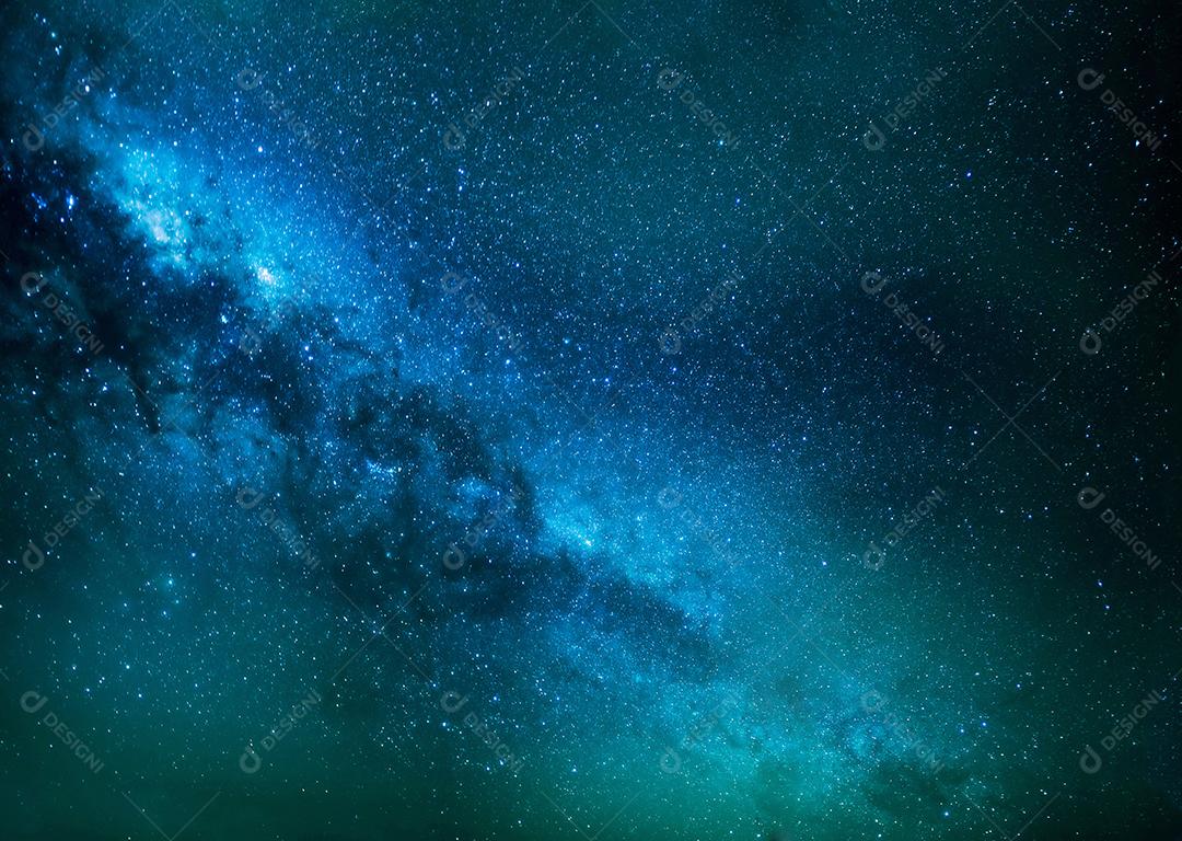 Céu nublado pela noite paisagem natural e poética