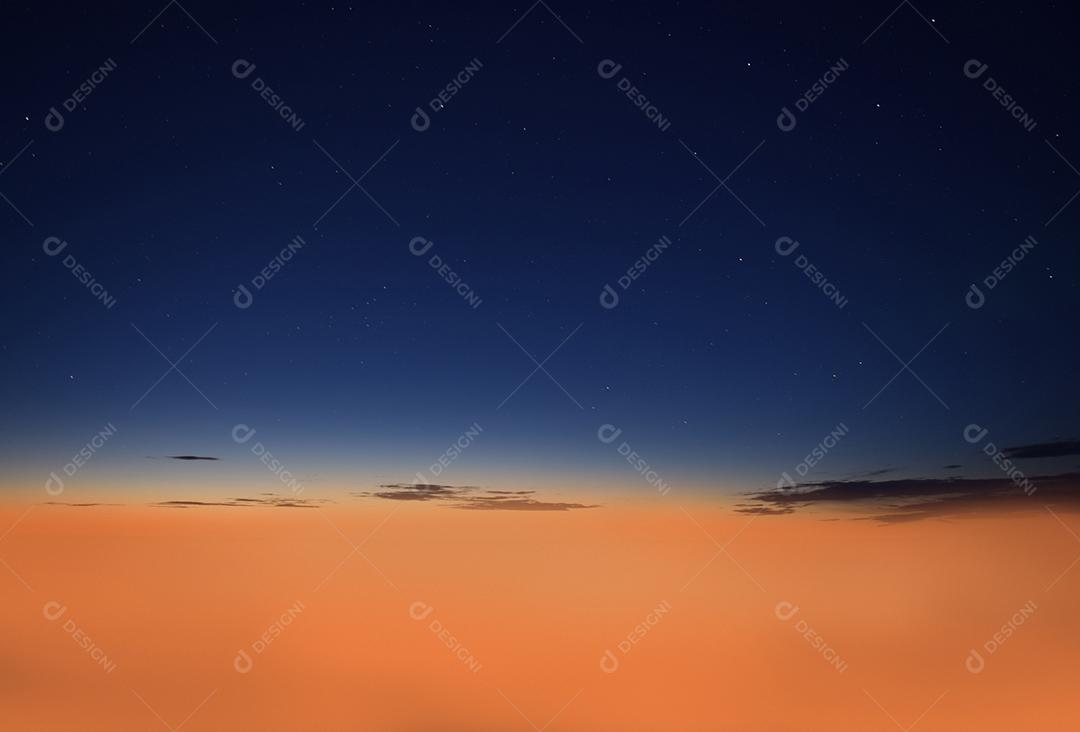 Céu nublado pela noite paisagem natural e poética