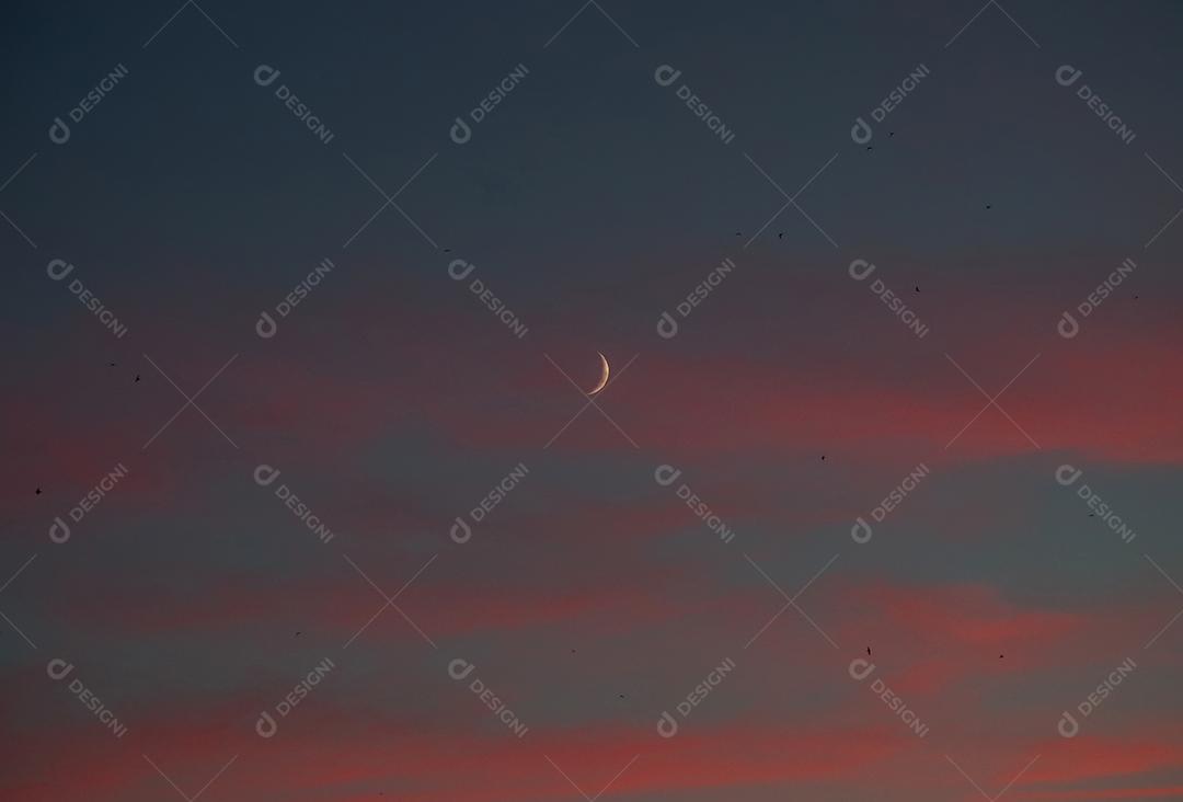 Céu nublado pela noite paisagem natural triste e poética