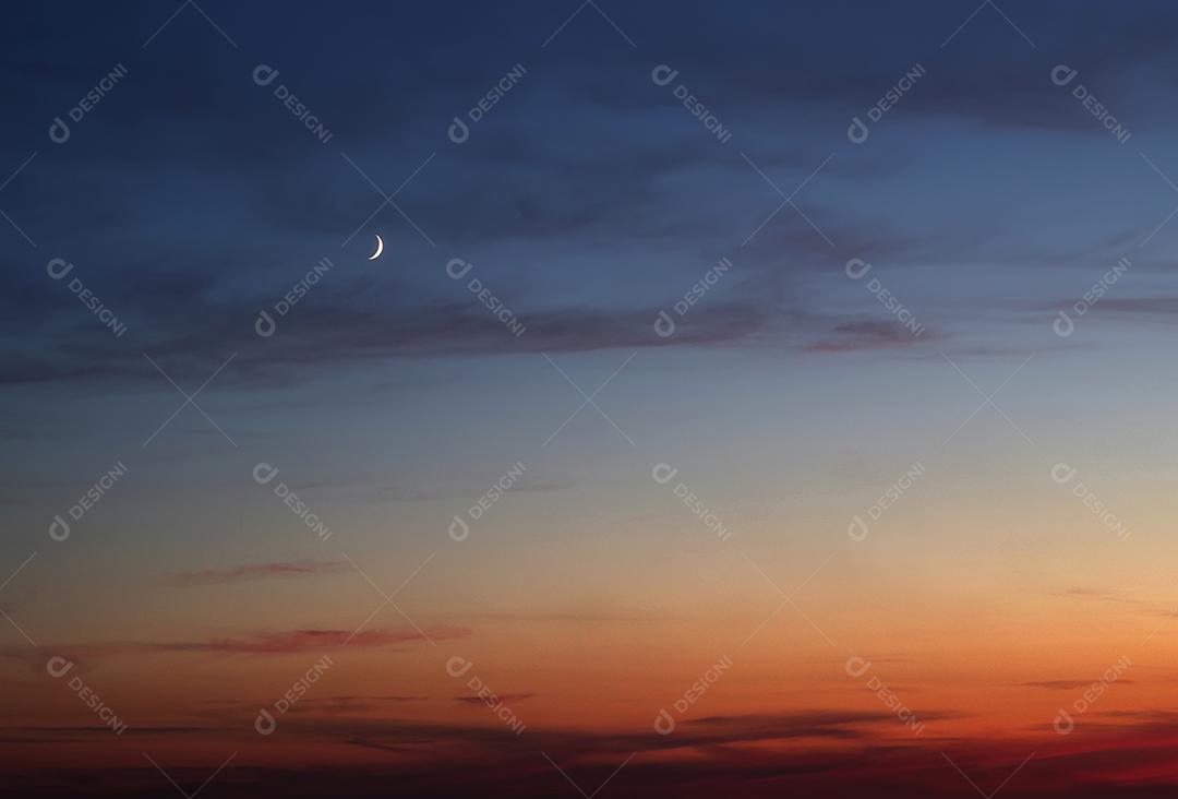 Céu nublado pela noite paisagem natural triste e poética