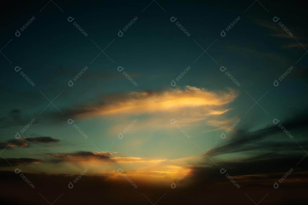 Céu nublado pela noite paisagem natural triste e poética