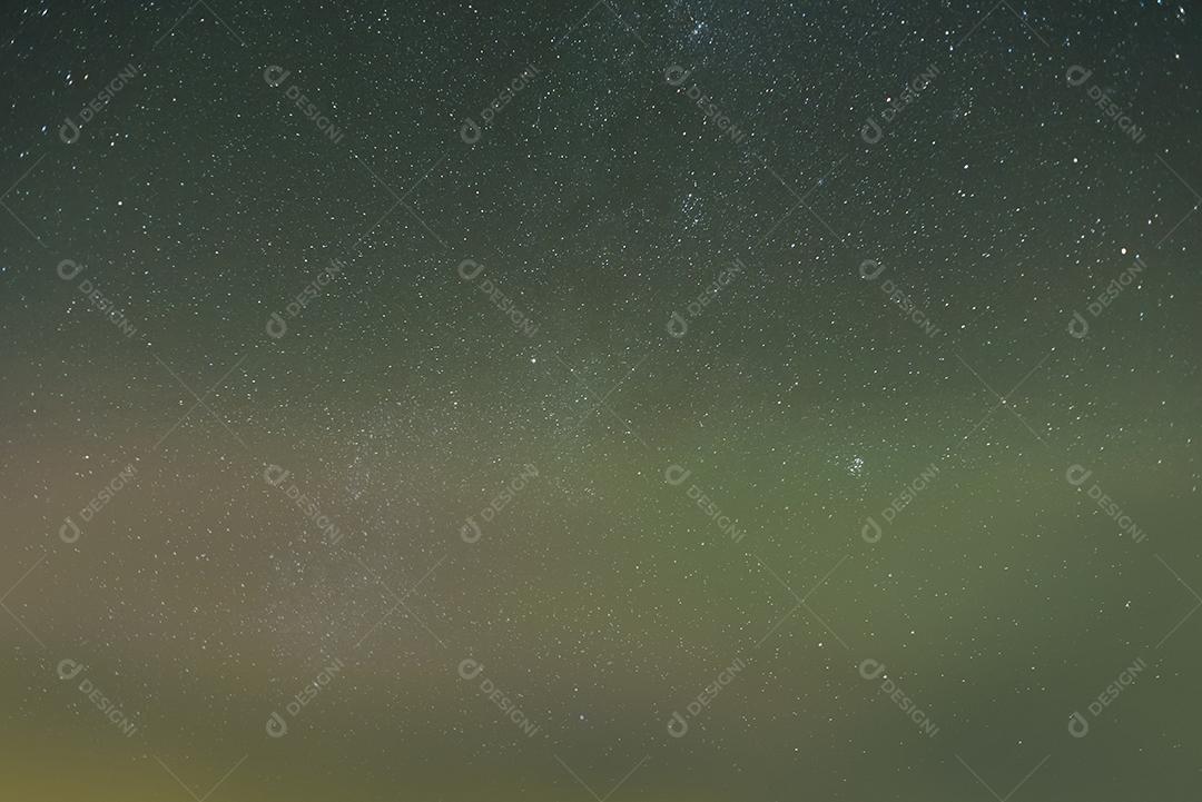 Céu nublado pela noite paisagem natural triste e poética