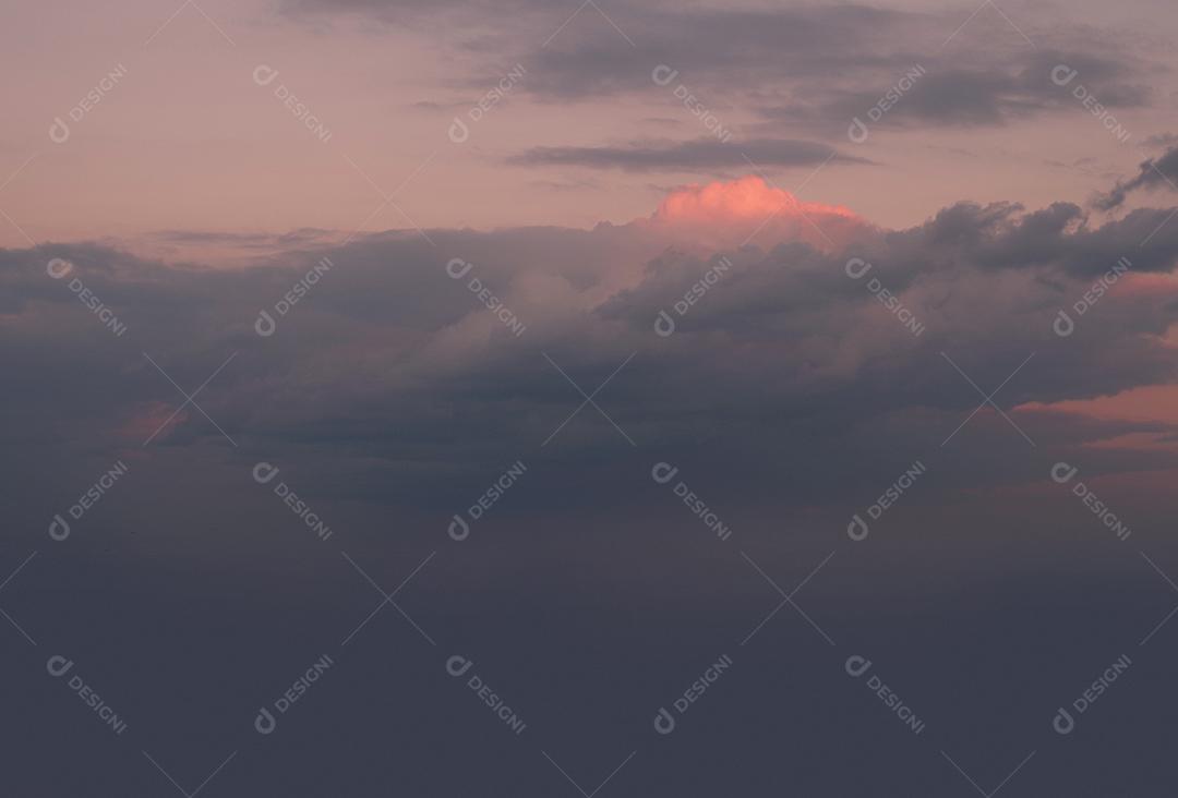 Céu nublado pela noite paisagem natural triste e poética