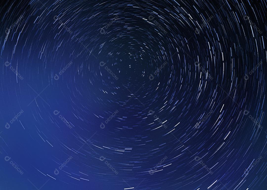 Céu estralado em desfoque