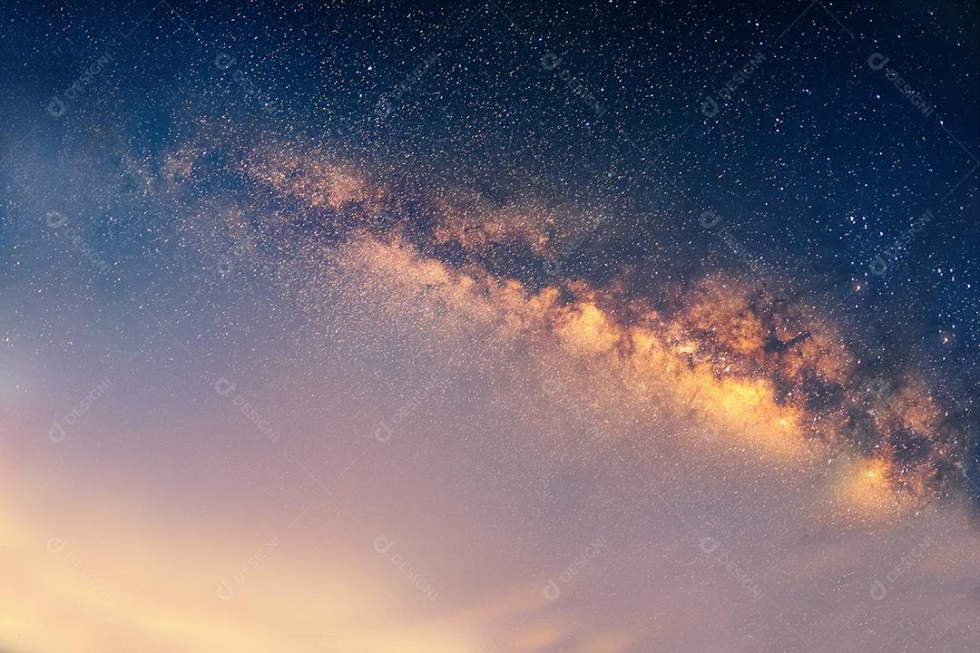 Céu nublado pela noite paisagem natural triste e poética