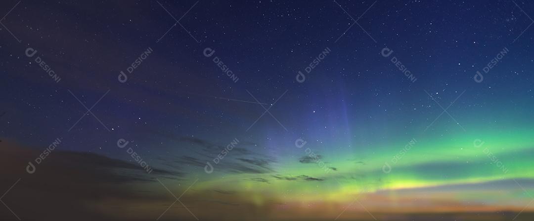 Céu nublado pela noite paisagem natural triste e poética