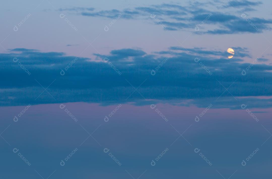 Céu nublado pela noite paisagem natural triste e poética