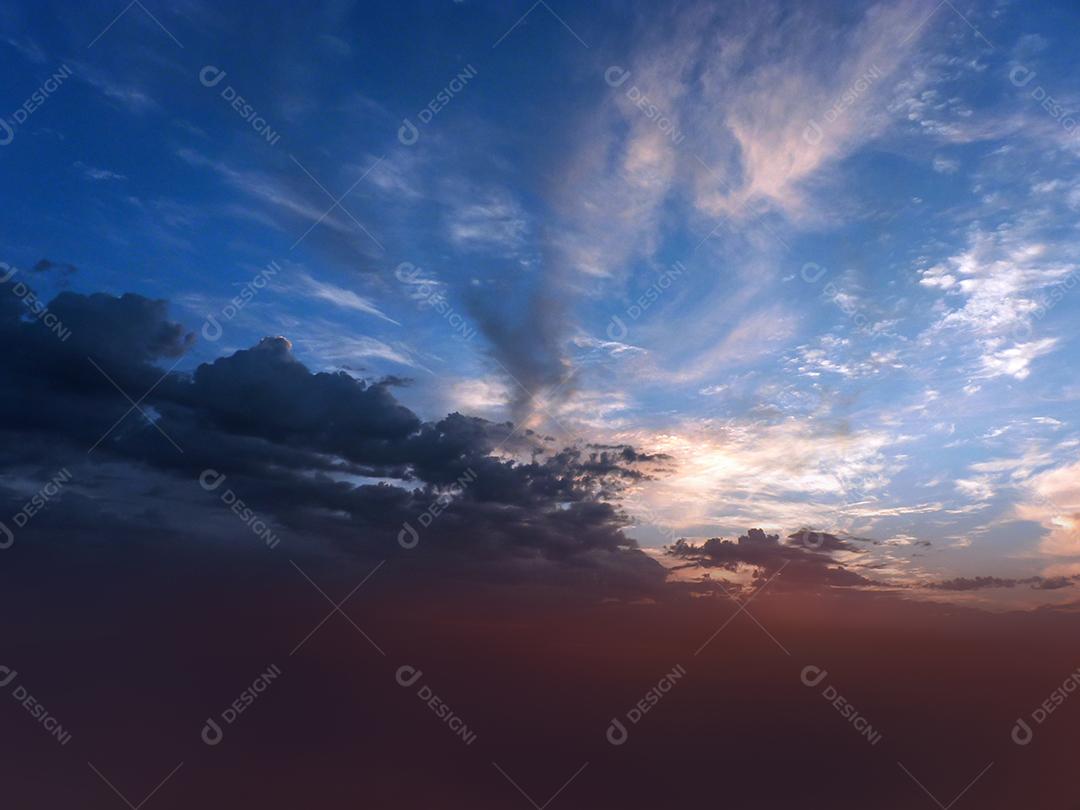 Céu nublado pela noite paisagem natural triste e poética