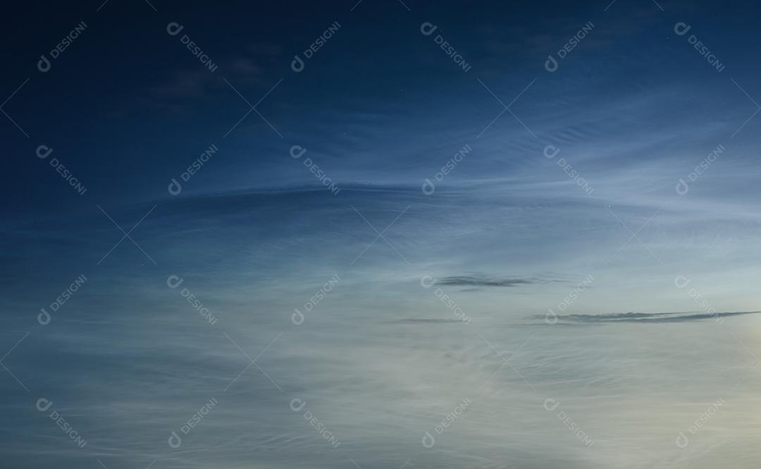 Céu nublado pela noite paisagem natural triste e poética