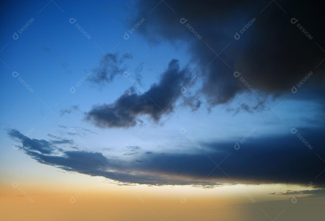 Céu nublado pela noite paisagem natural triste e poética