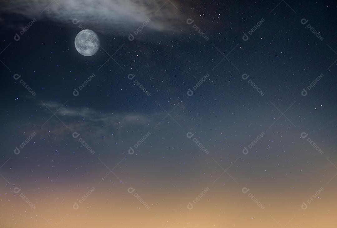 Céu nublado pela noite paisagem natural triste e poética