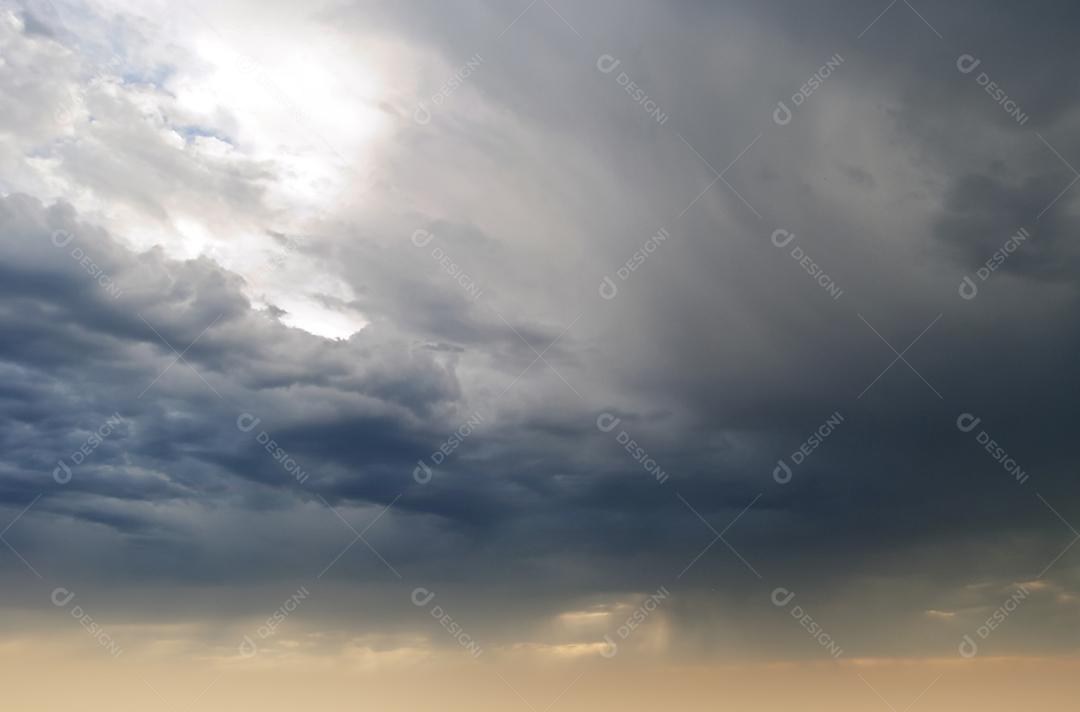 Ceu com nuvens de chuva