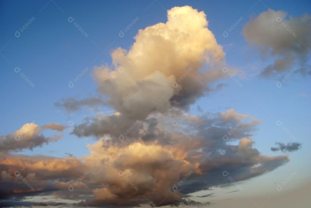 Ceu com nuvens brancas
