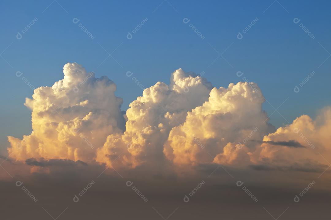 Ceu com nuvens brancas vista o horizonte