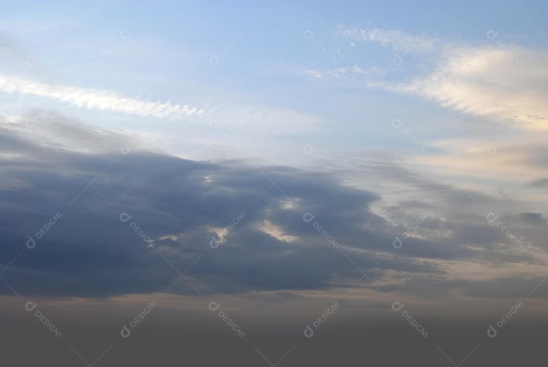 Ceu com nuvens coloridas pelo por do sol